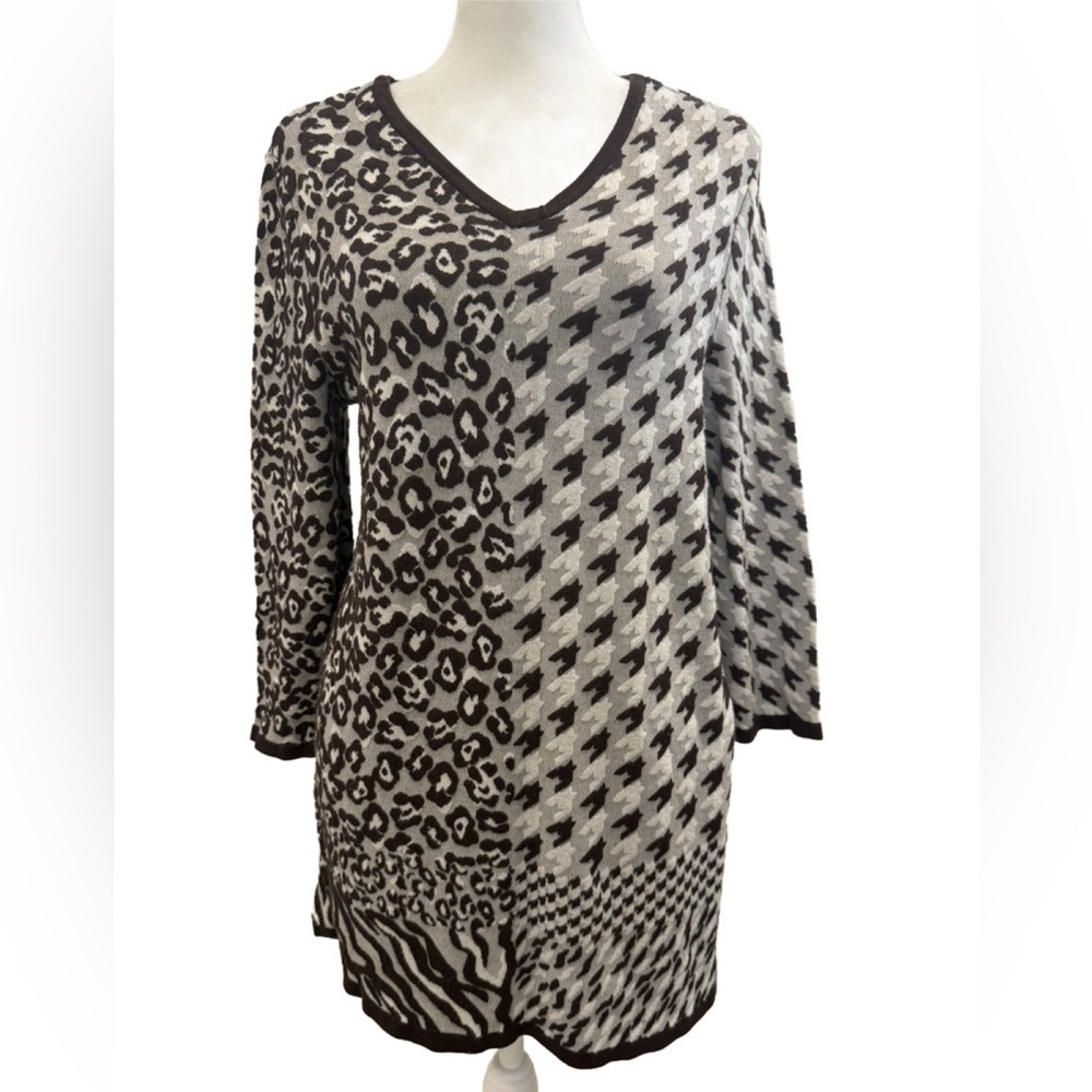 Chico's Brown Houndstooth/Leopard Patterned V-Neck Sweater. Size 1